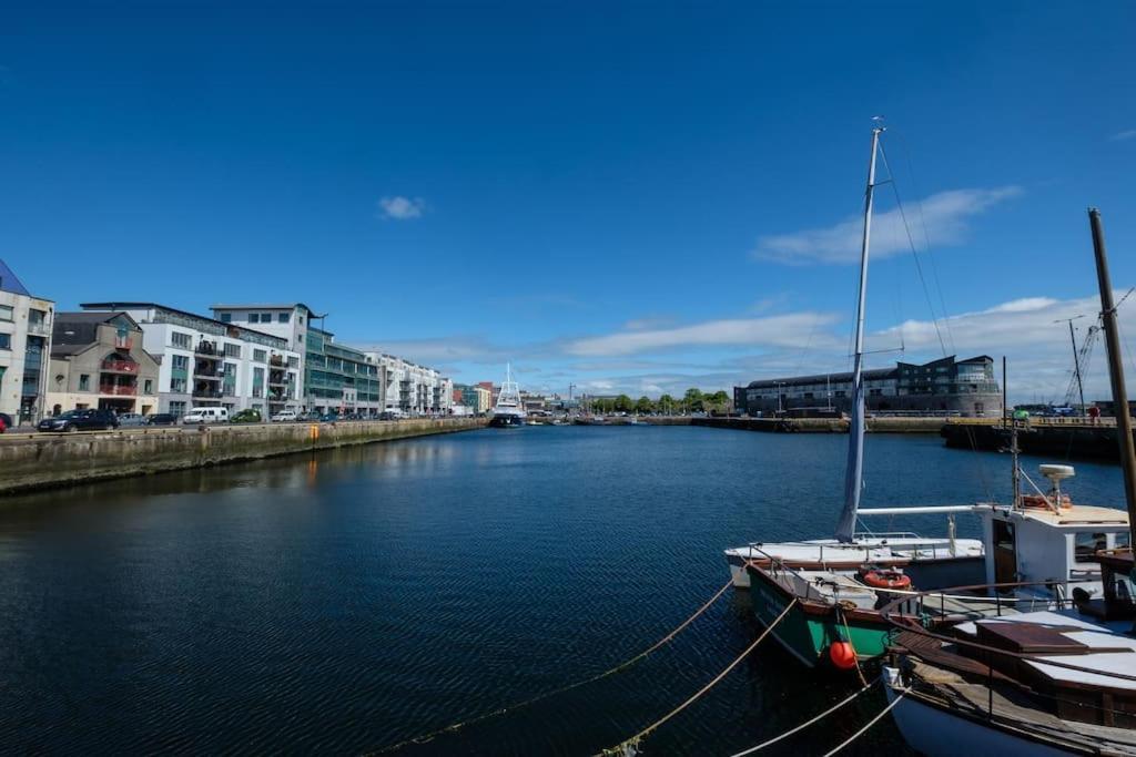 Stylish & Modern 6-bed Townhouse W/parking Apartment Galway