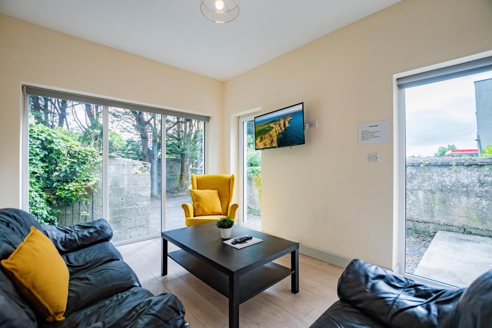 Large Modern House, Sleeps 17 With Parking *