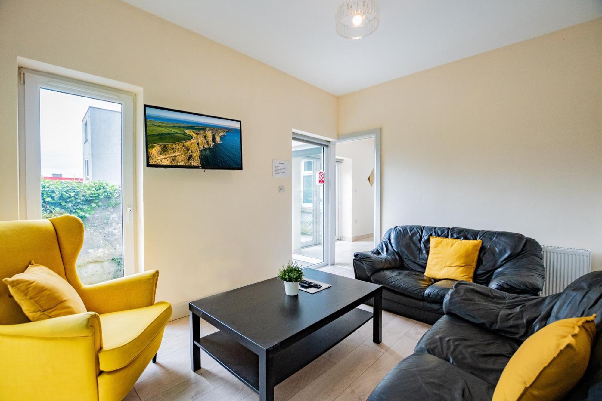 Large Modern House, Sleeps 17 With Parking