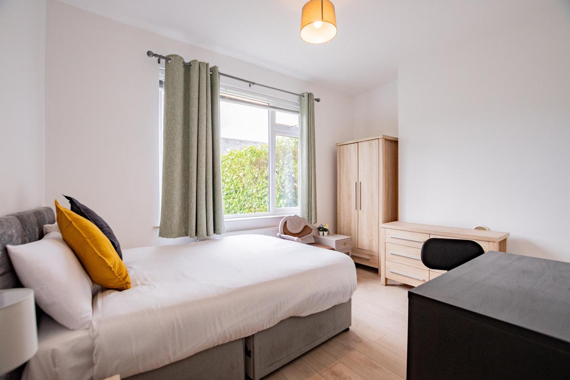 Large Modern House, Sleeps 17 With Parking *