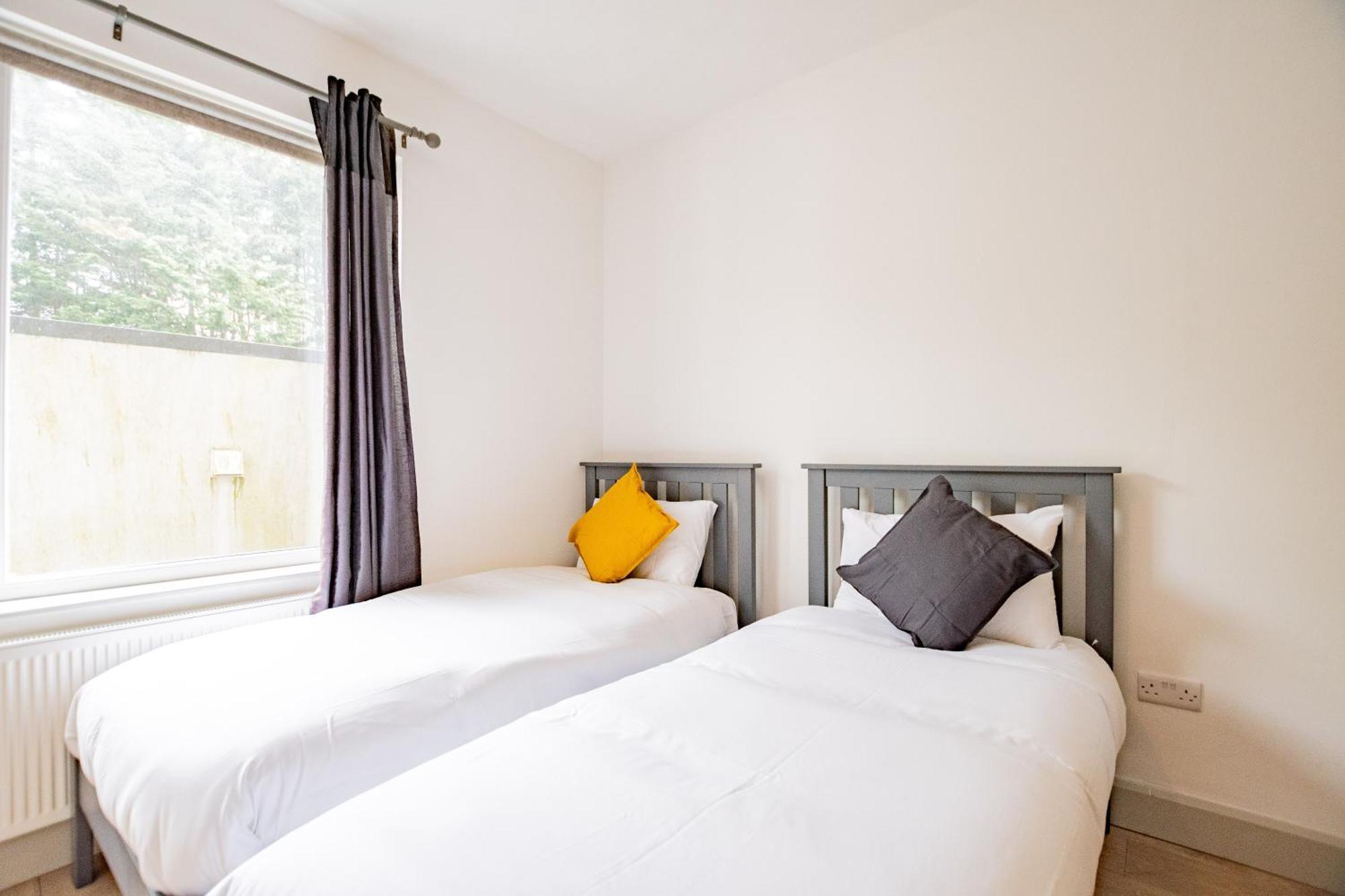 Large Modern House, Sleeps 17 With Parking Galway