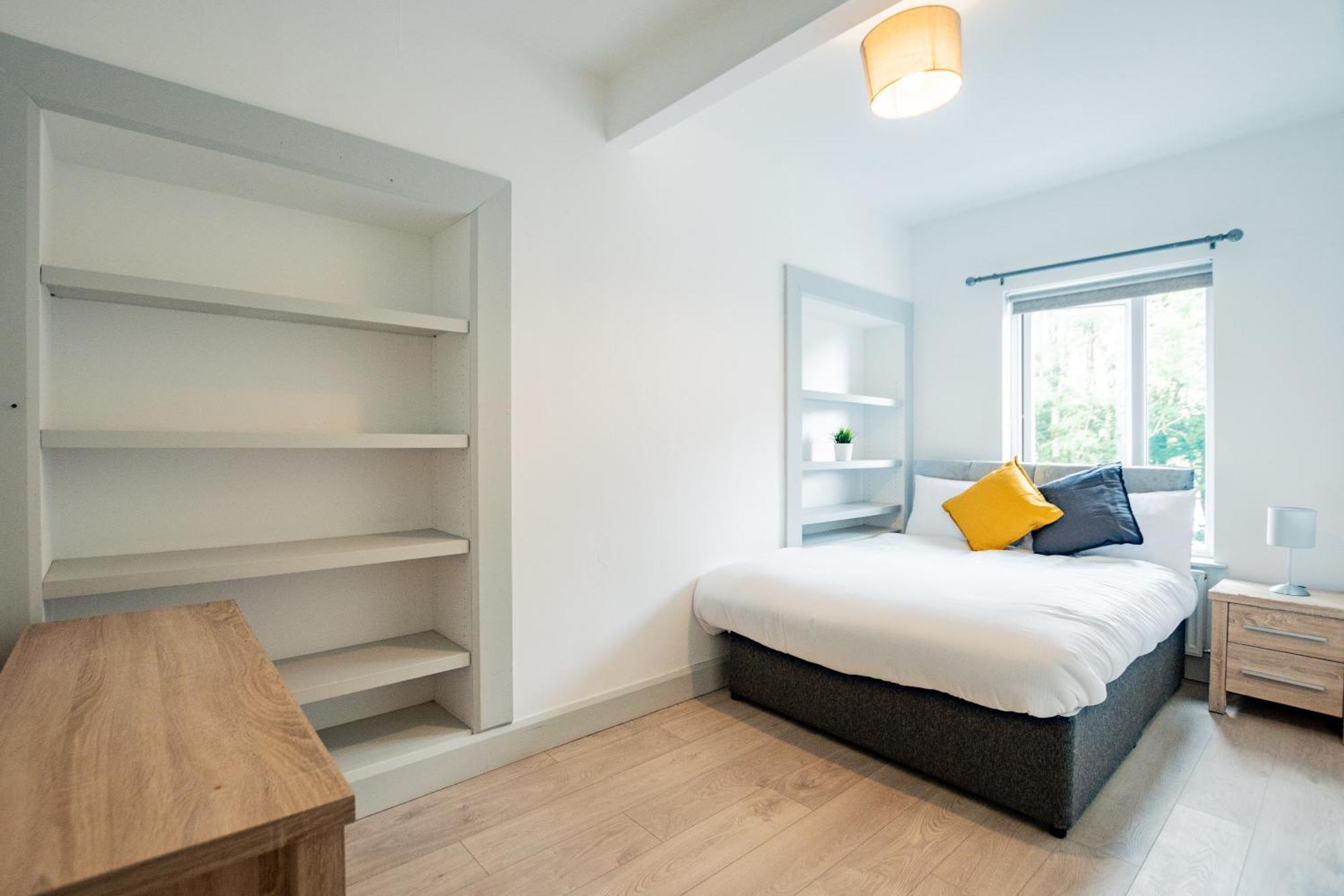Large Modern House, Sleeps 17 With Parking Holiday home