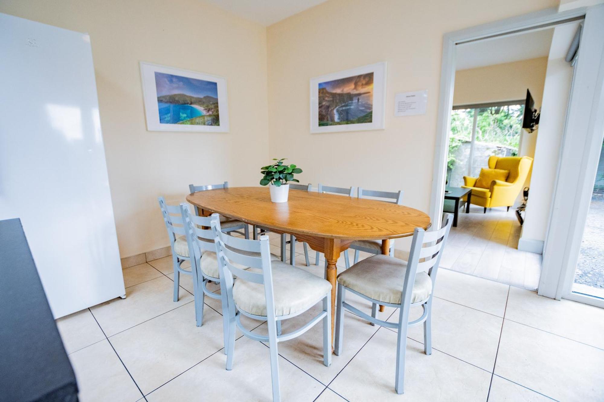 Large Modern House, Sleeps 17 With Parking Galway