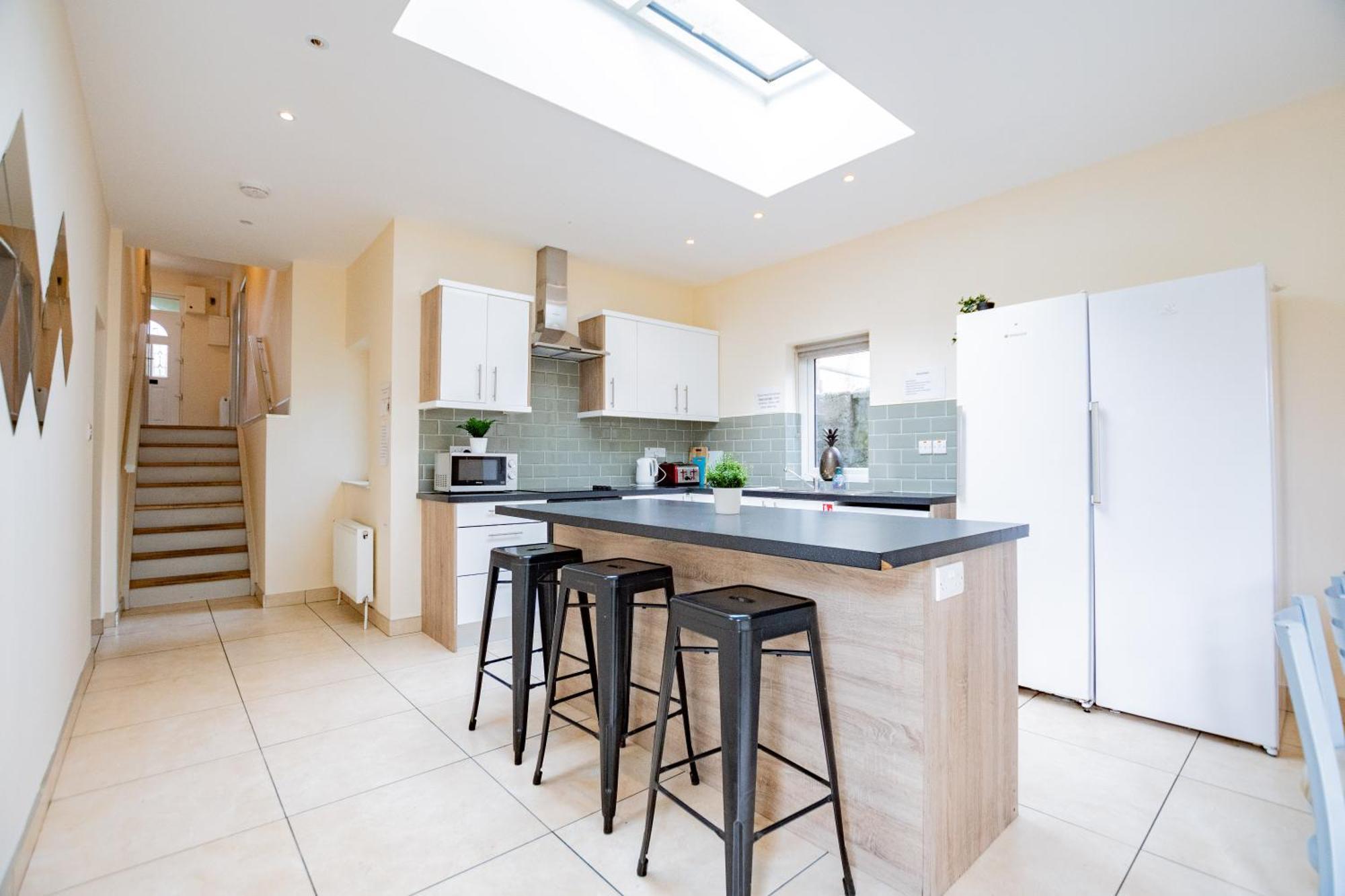 Holiday home Large Modern House, Sleeps 17 With Parking