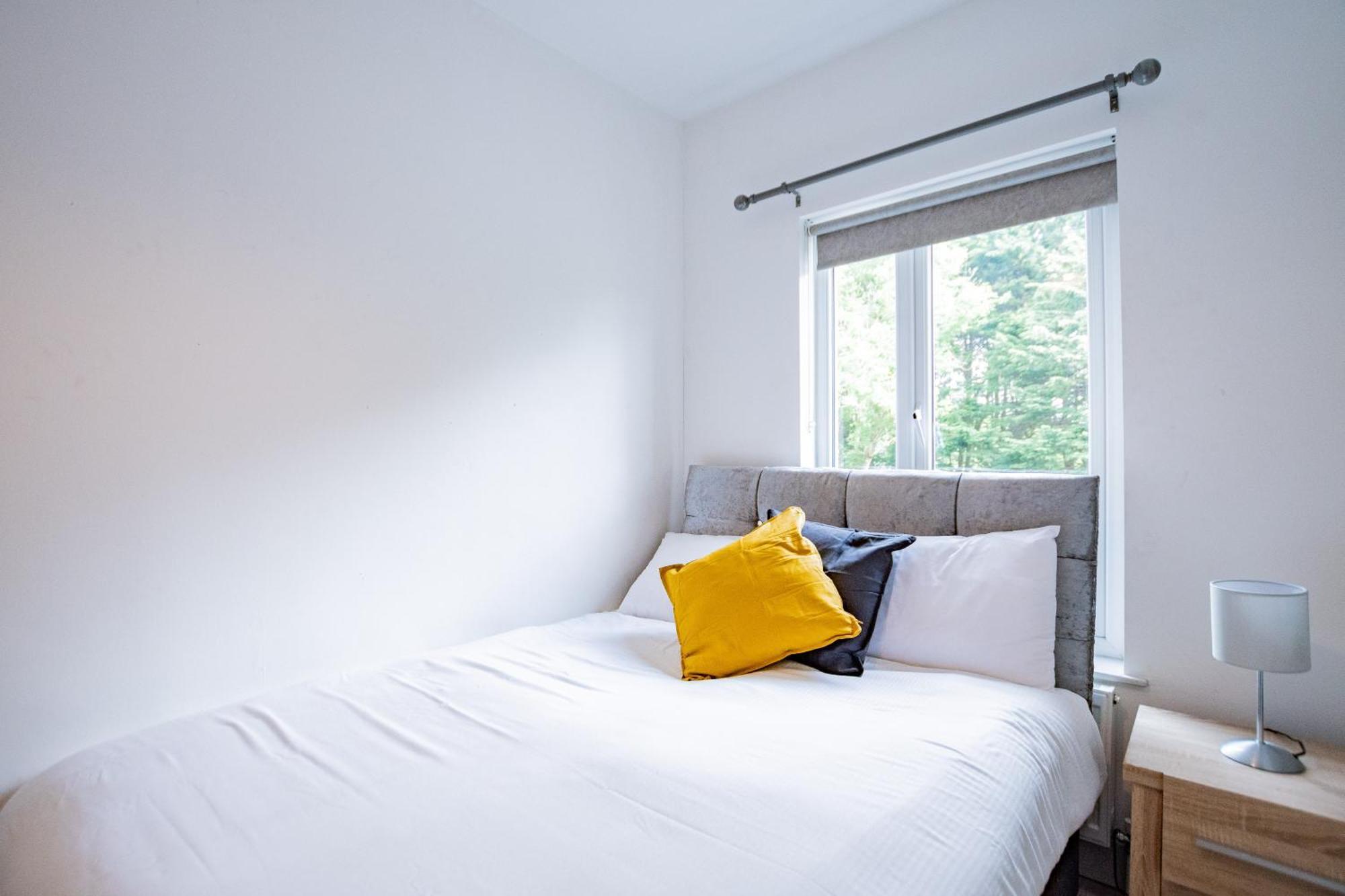 Large Modern House, Sleeps 17 With Parking Holiday home *