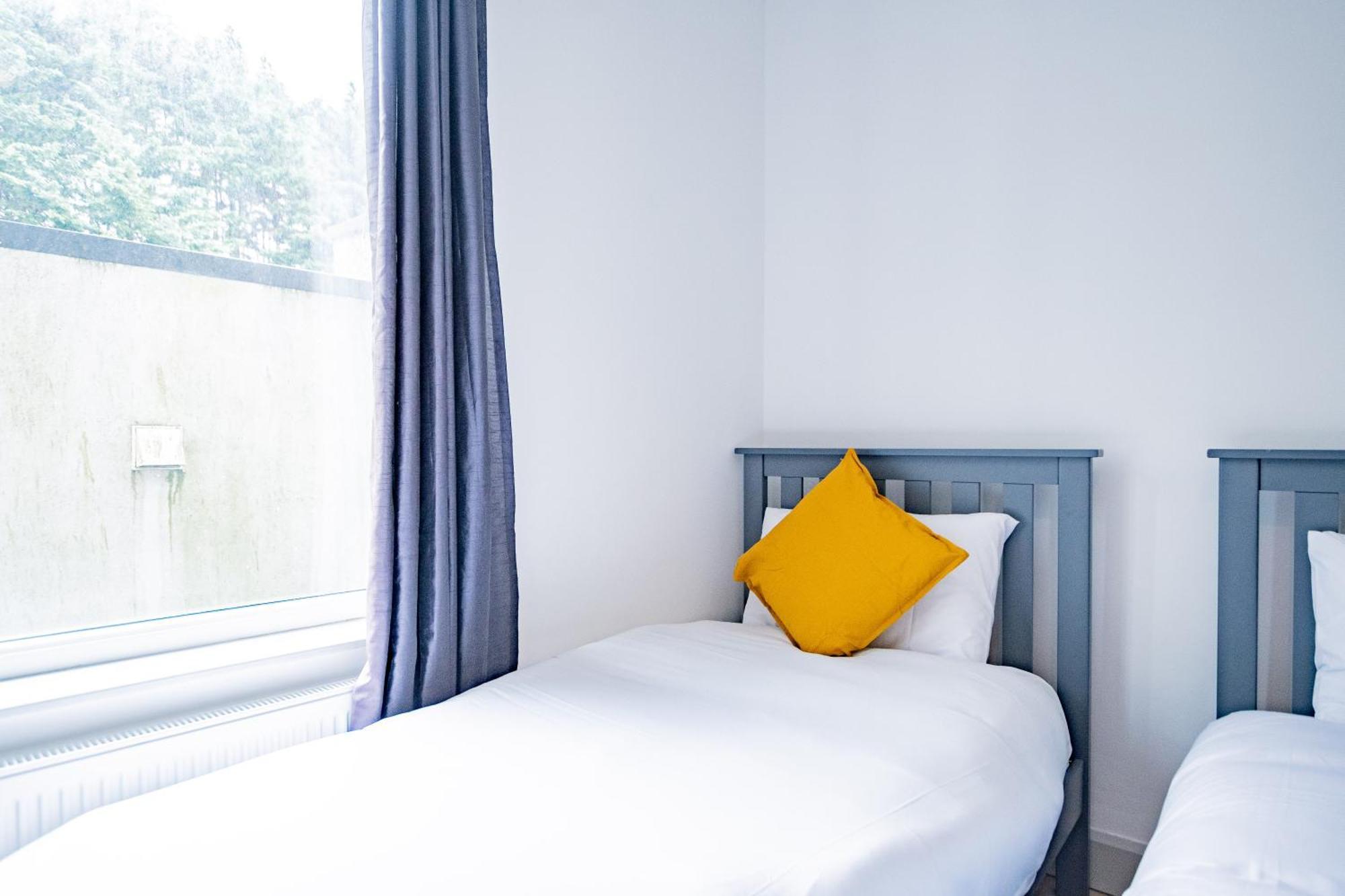 Large Modern House, Sleeps 17 With Parking * Galway