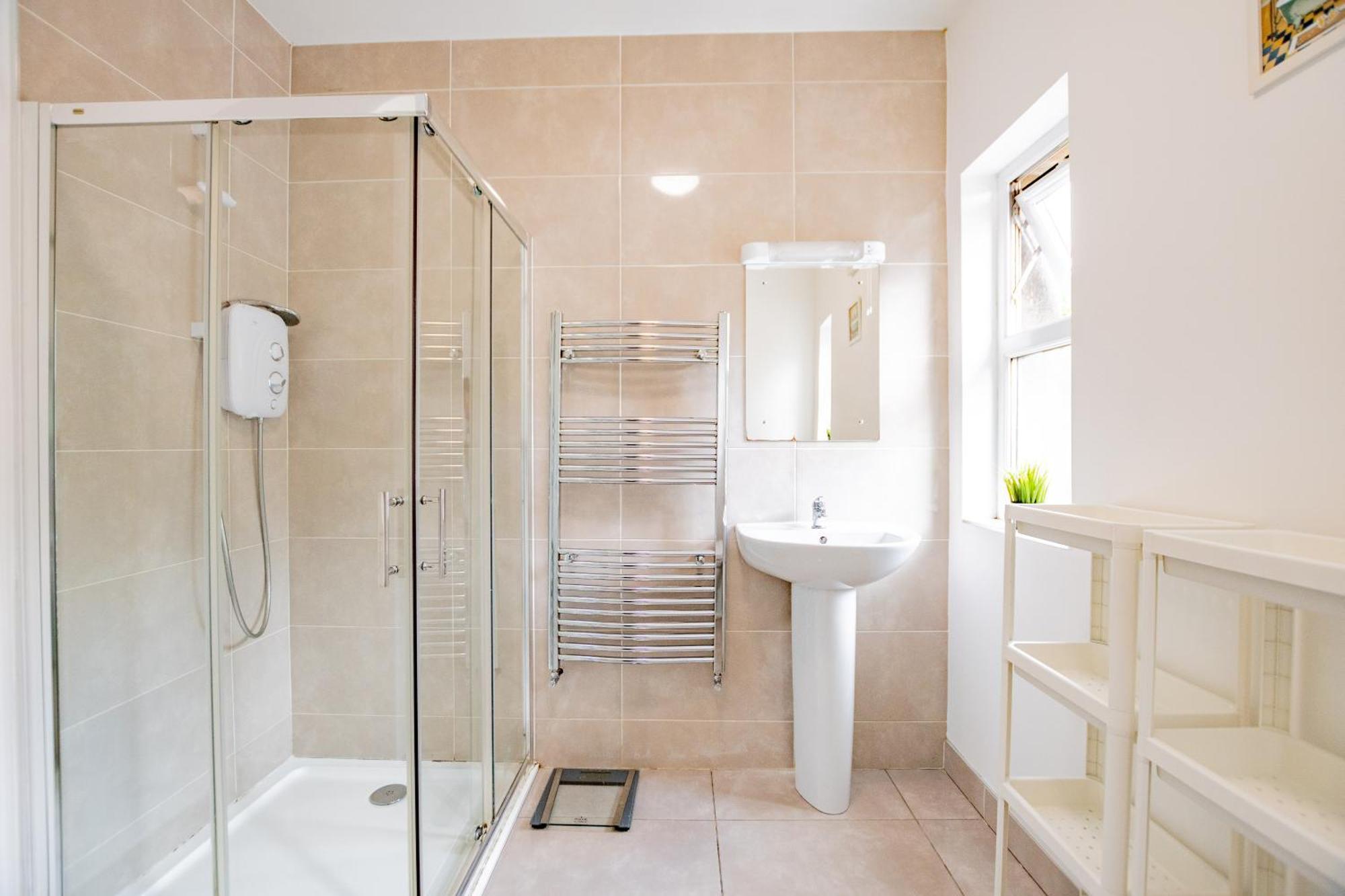 Large Modern House, Sleeps 17 With Parking * Galway