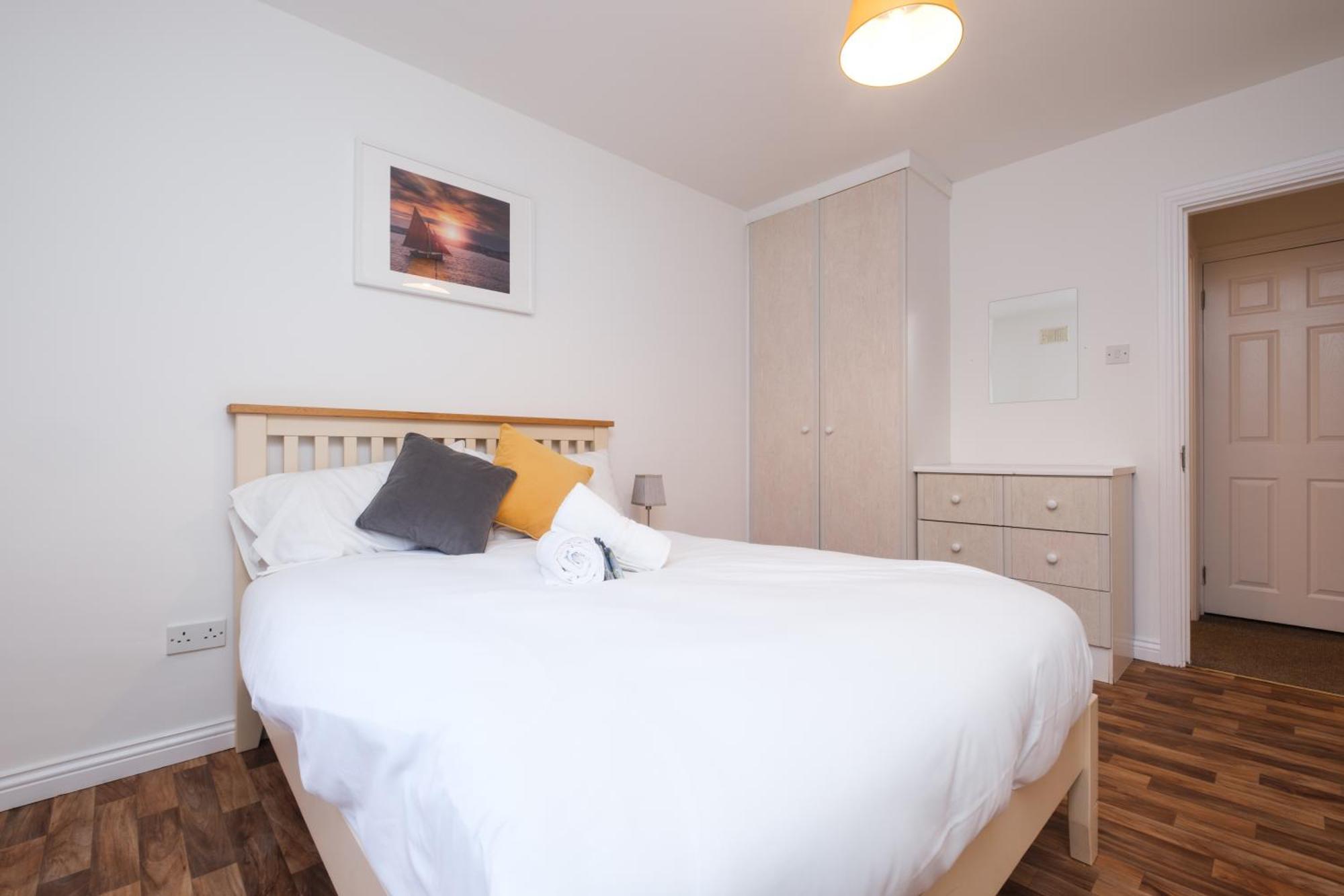 Stylish Centre Townhouse, Sleeps 12 With Parking Galway