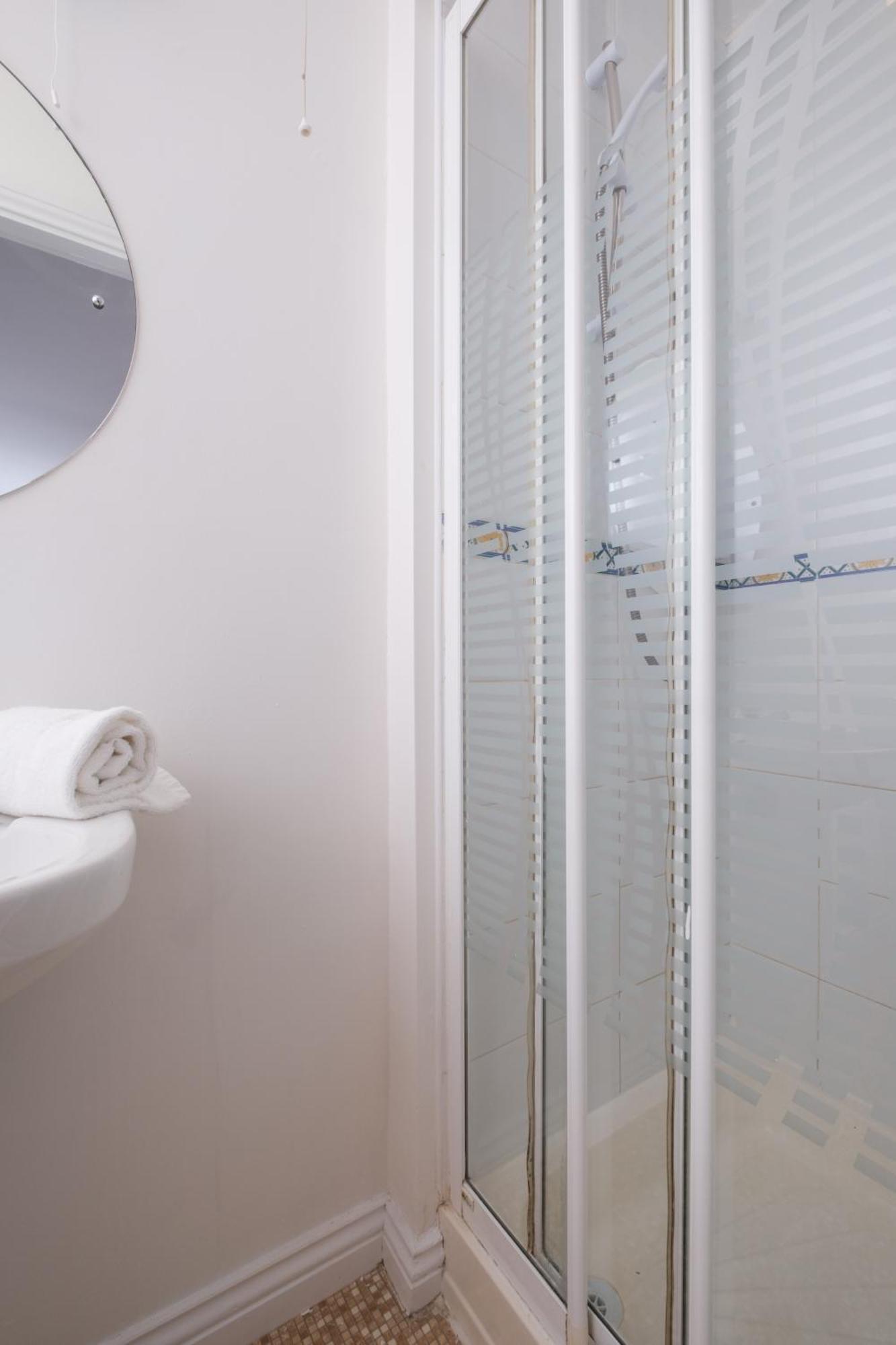 Stylish Centre Townhouse, Sleeps 12 With Parking Apartment *