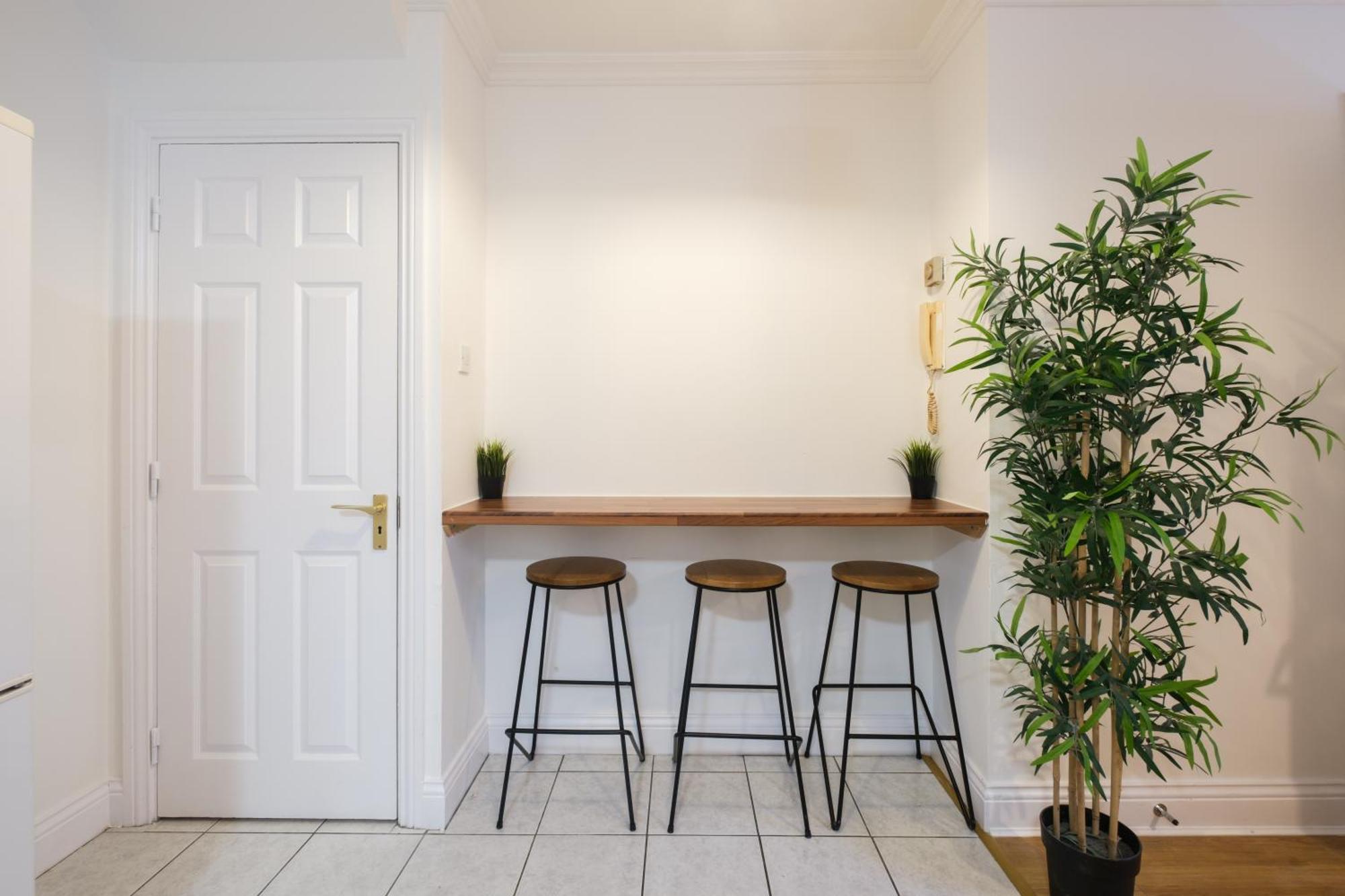 Stylish Centre Townhouse, Sleeps 12 With Parking Apartment *
