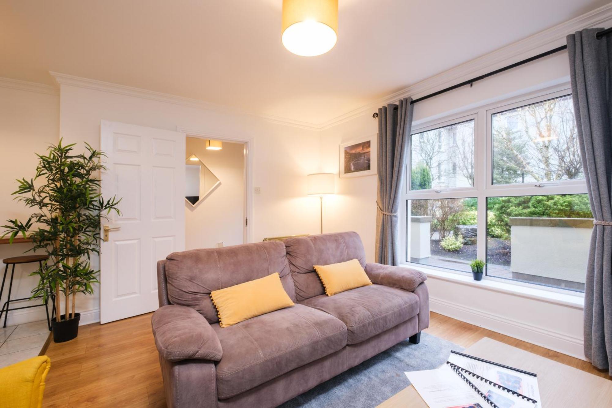 Apartment Stylish Centre Townhouse, Sleeps 12 With Parking