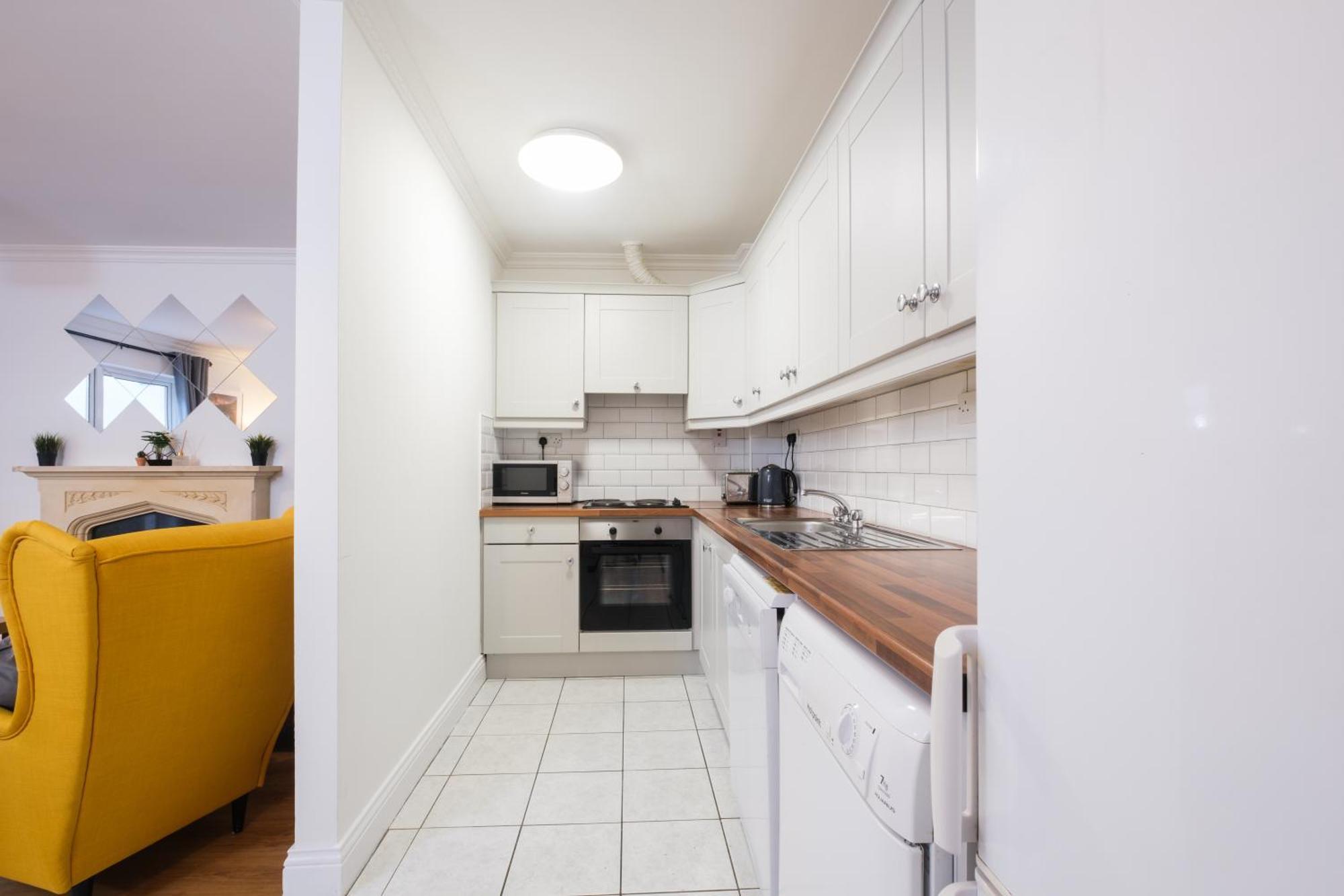Stylish Centre Townhouse, Sleeps 12 With Parking