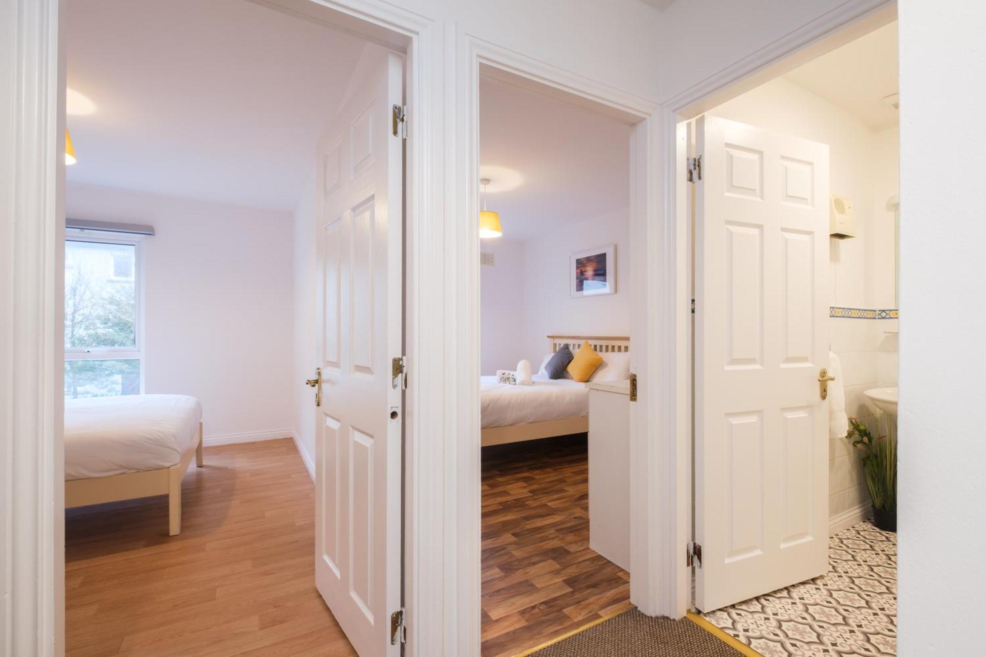 Stylish Centre Townhouse, Sleeps 12 With Parking Galway