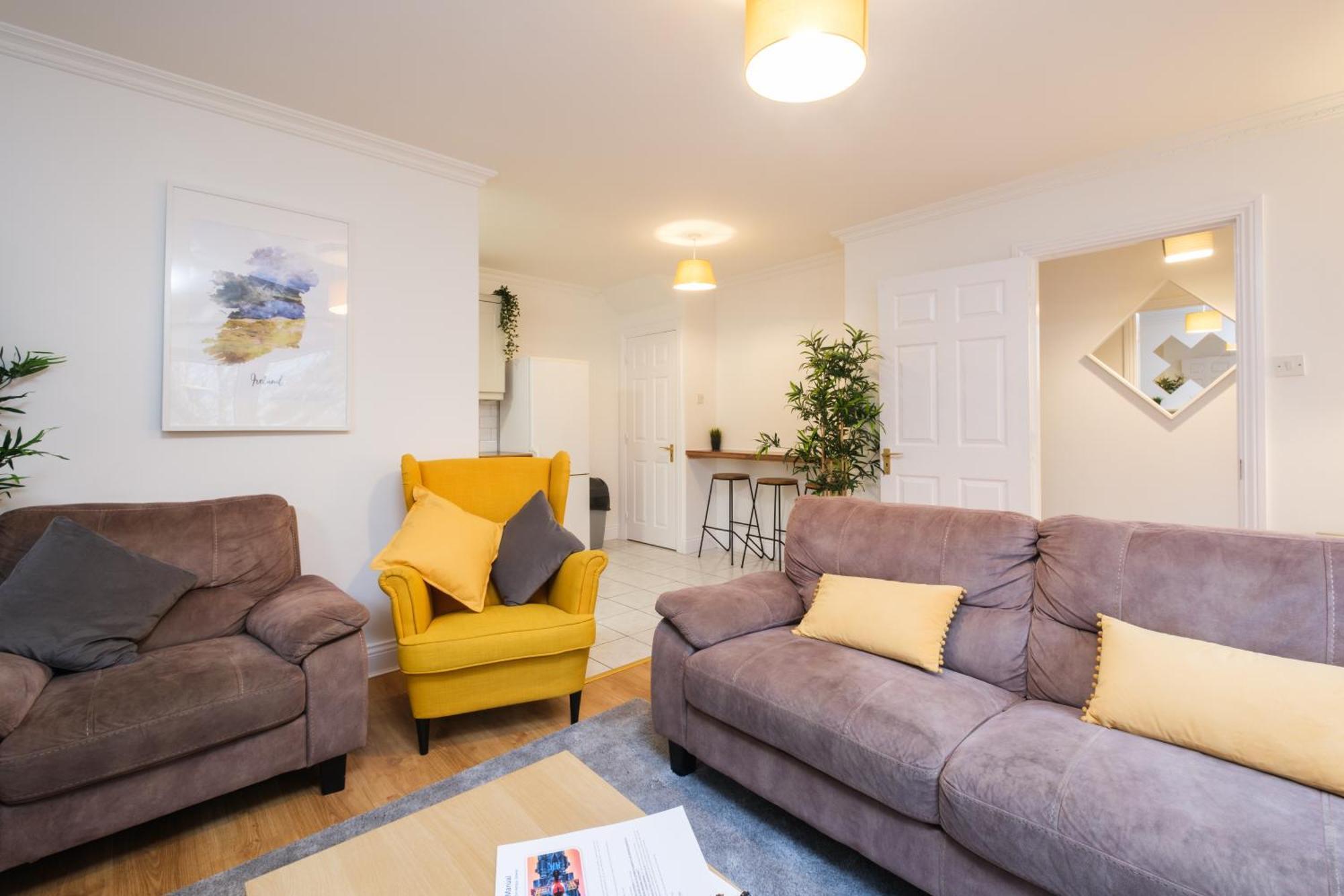 Apartment Stylish Centre Townhouse, Sleeps 12 With Parking Galway