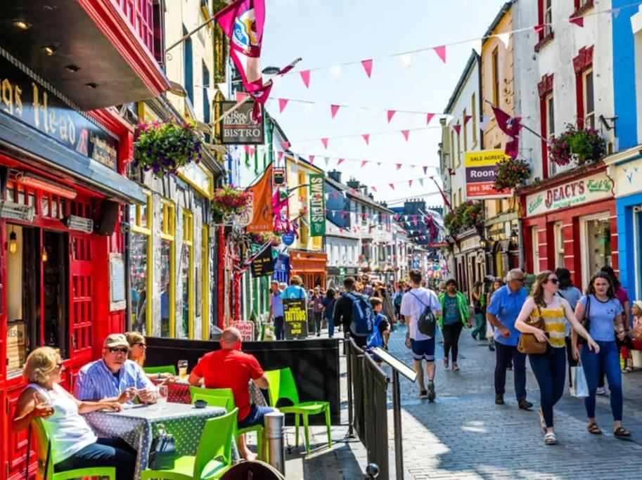 Stylish Centre Townhouse, Sleeps 12 With Parking * Galway