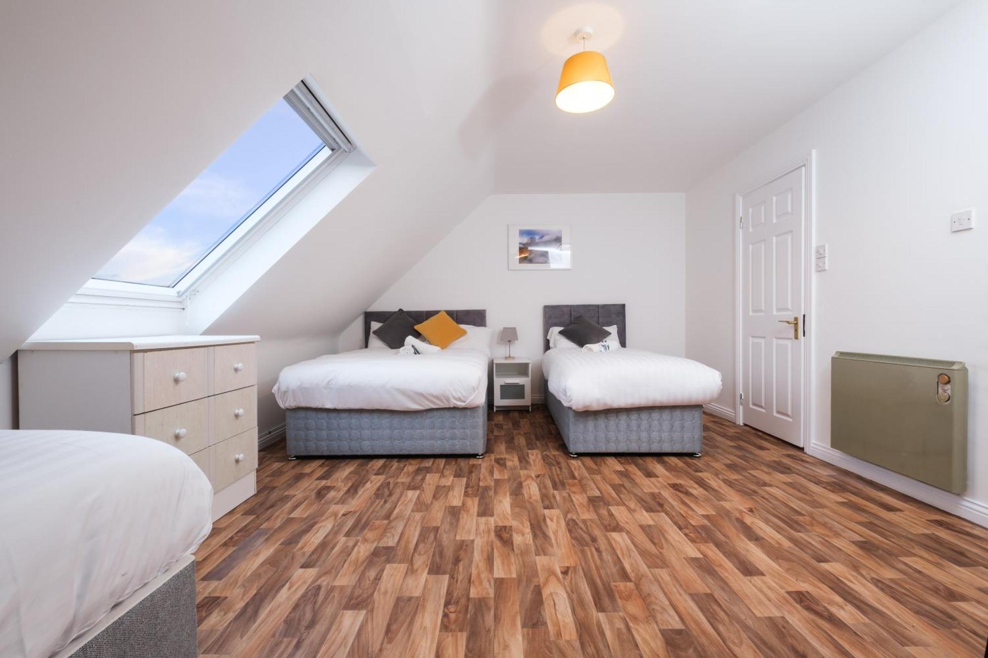 Stylish Centre Townhouse, Sleeps 12 With Parking Galway