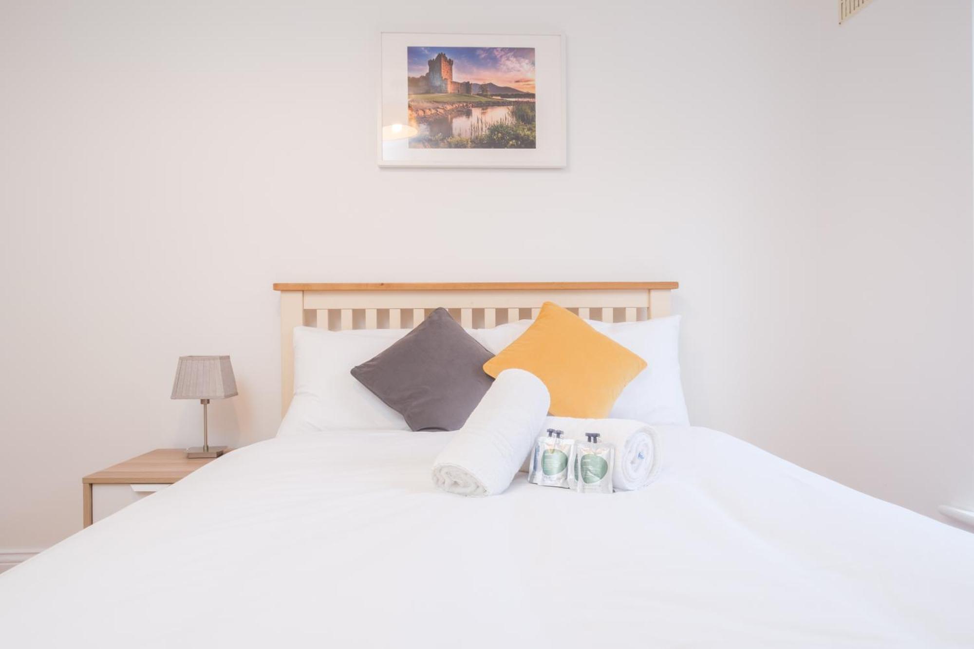 Stylish Centre Townhouse, Sleeps 12 With Parking Apartment Galway