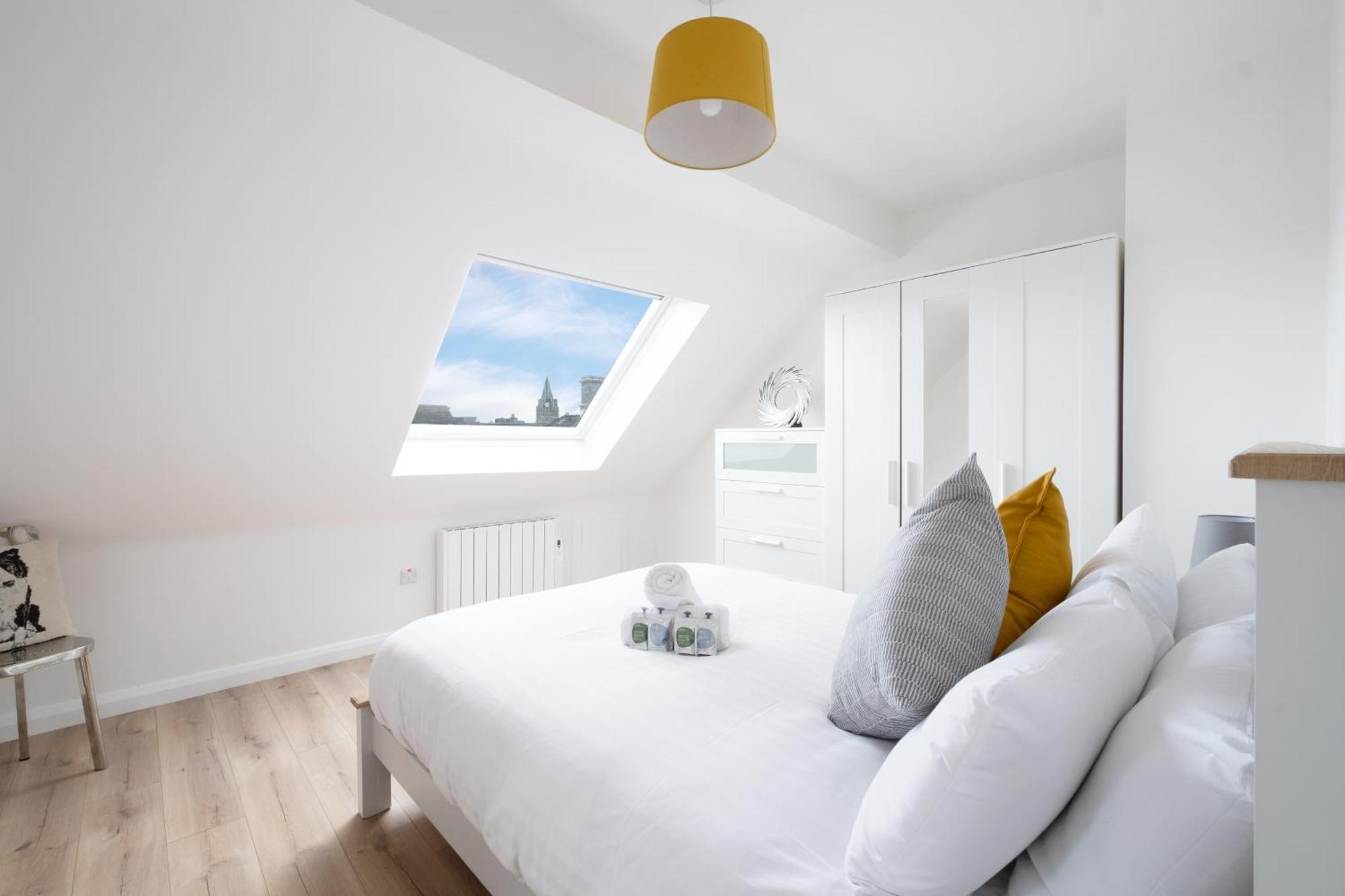 Luxury Modern Penthouse, Centre, Sleeps 6 Galway