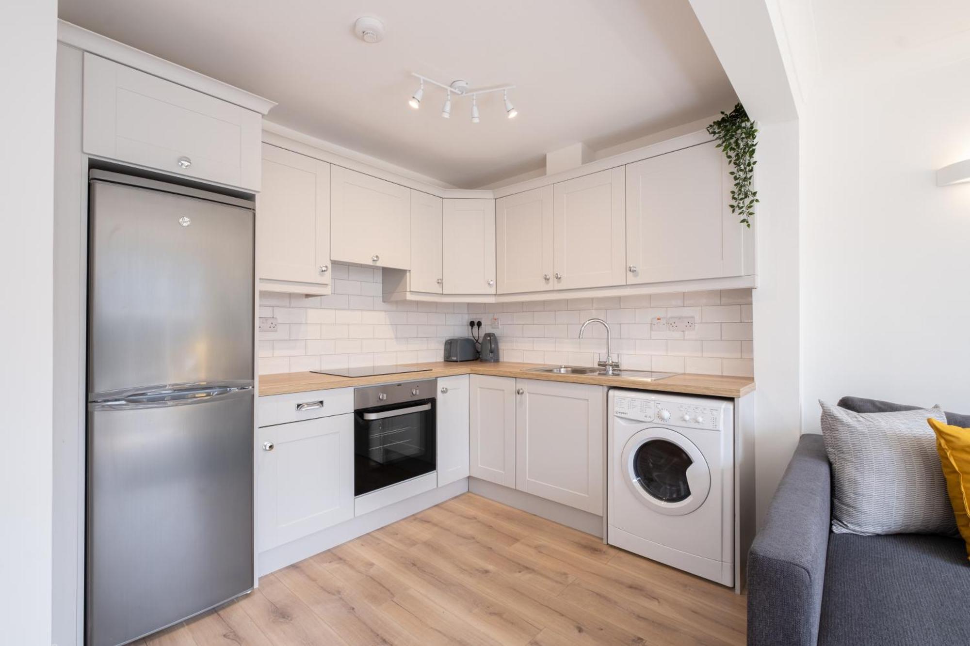 Luxury Modern Penthouse, Centre, Sleeps 6 * Galway