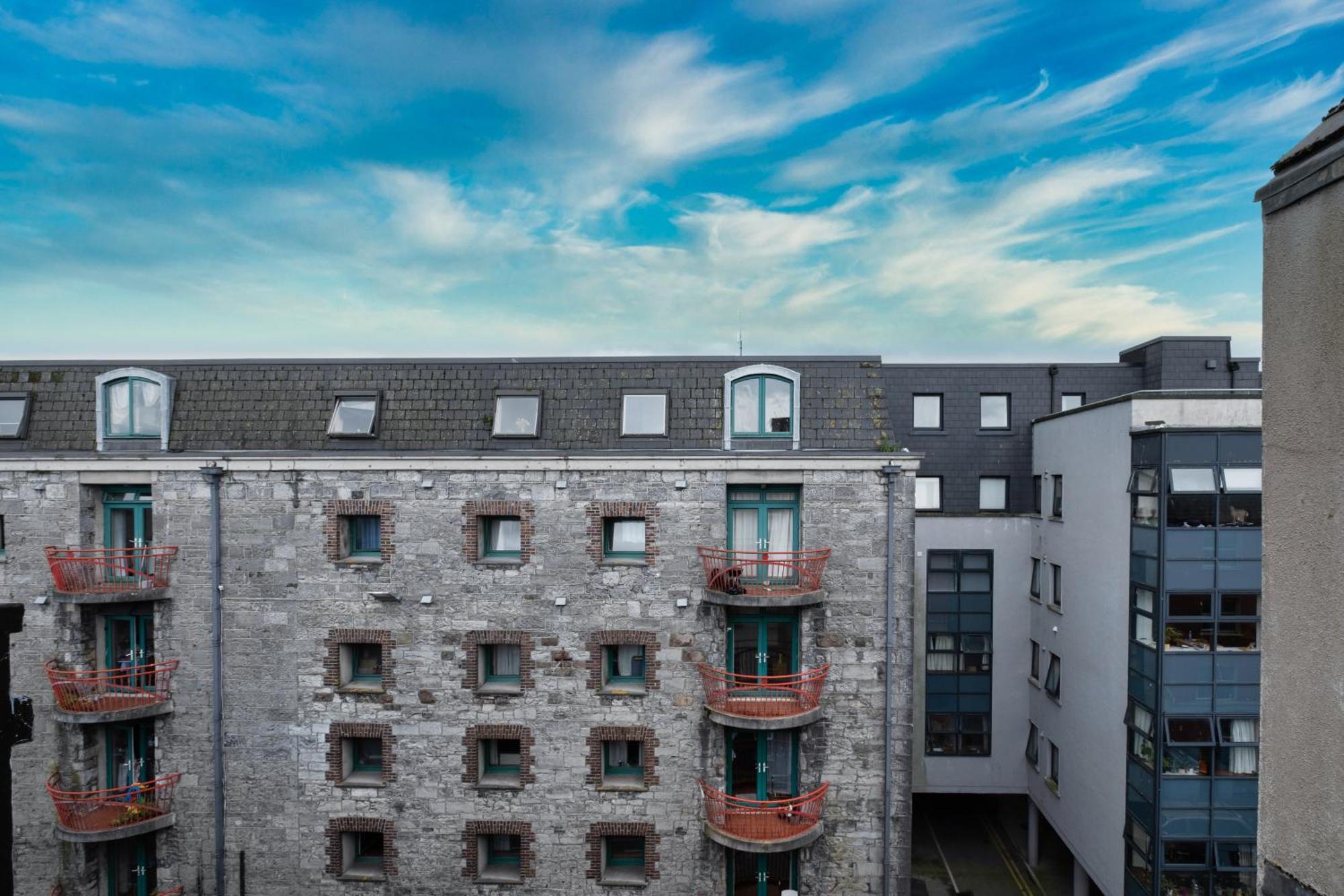 Apartment Luxury Modern Penthouse, Centre, Sleeps 6 Galway