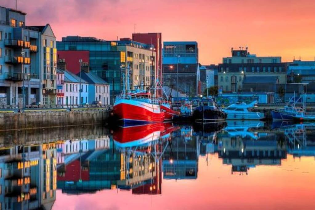 Luxury Modern Penthouse, Centre, Sleeps 6 * Galway
