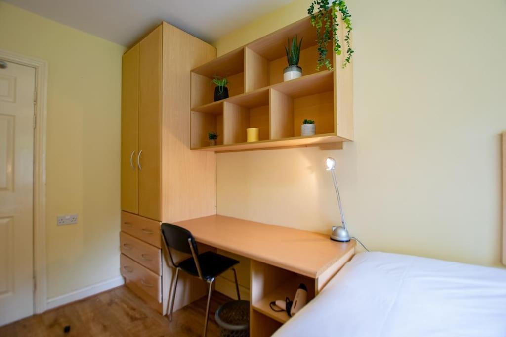 17 - Spacious 2 Bed With Parking *