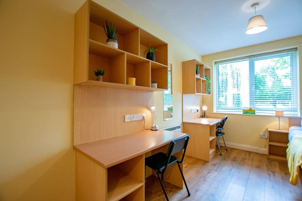 17 - Spacious 2 Bed With Parking Apartment