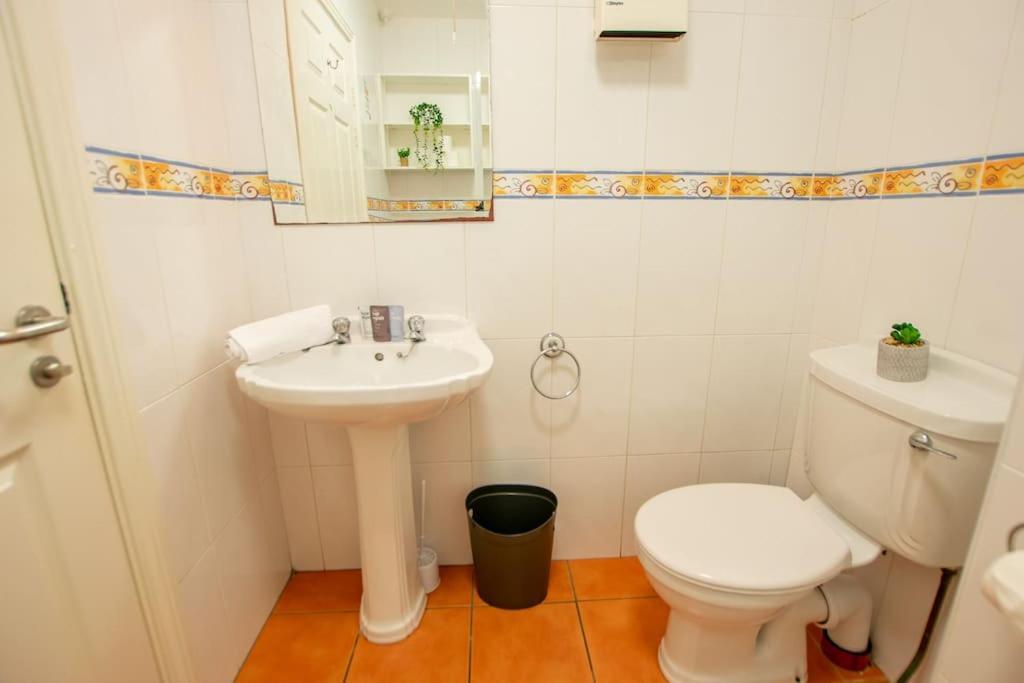 17 - Spacious 2 Bed With Parking * Galway