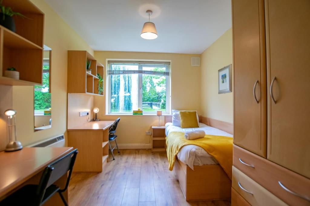 17 - Spacious 2 Bed With Parking