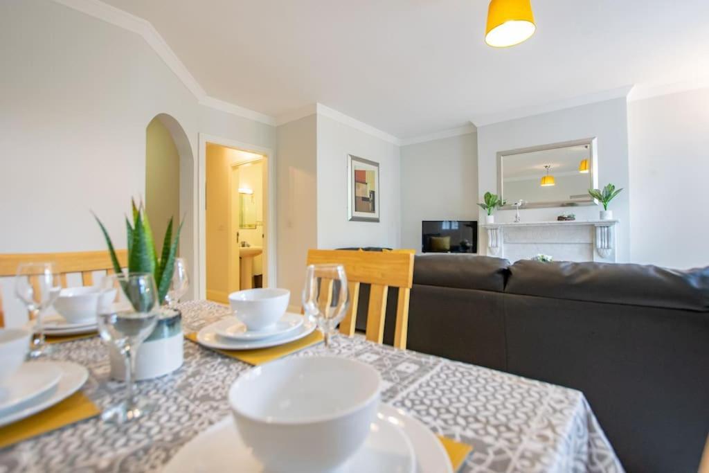 17 - Spacious 2 Bed With Parking Apartment *
