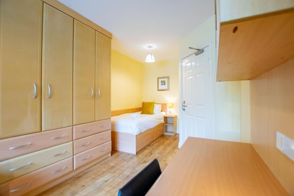 17 - Spacious 2 Bed With Parking * Galway