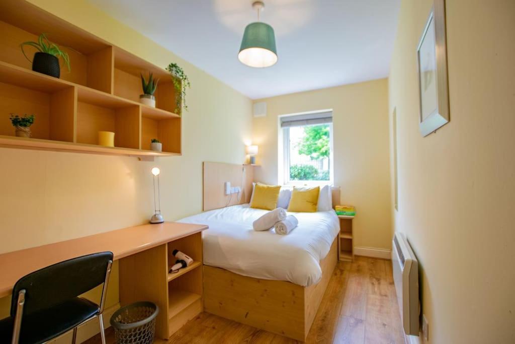 17 - Spacious 2 Bed With Parking Apartment