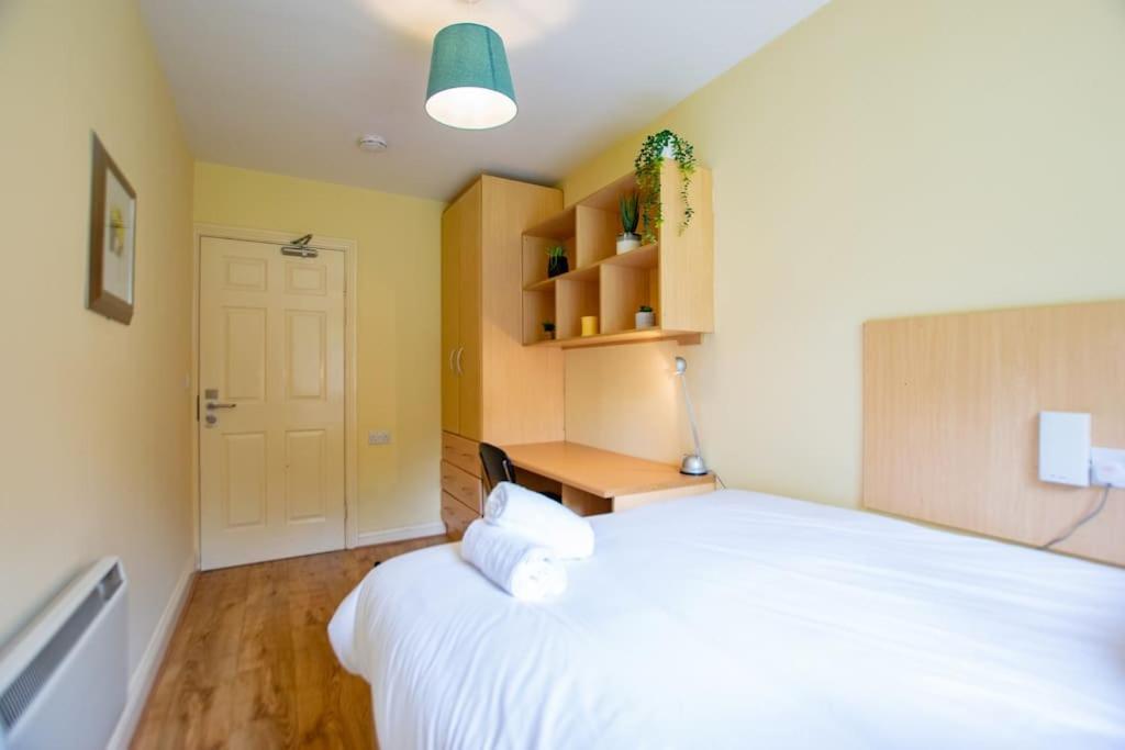 17 - Spacious 2 Bed With Parking *