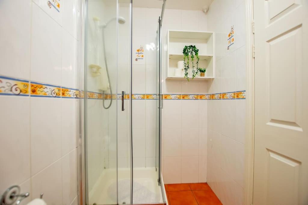 17 - Spacious 2 Bed With Parking Apartment Galway