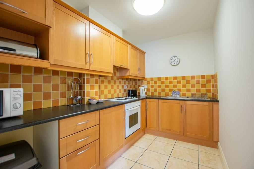17 - Spacious 2 Bed With Parking * Galway