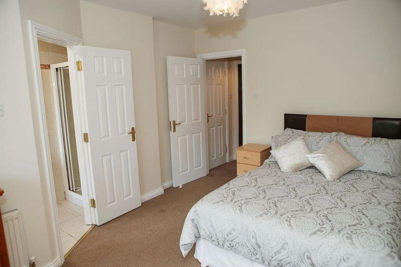 Spacious 4 Bedroom & 4 Bathrooms Galway