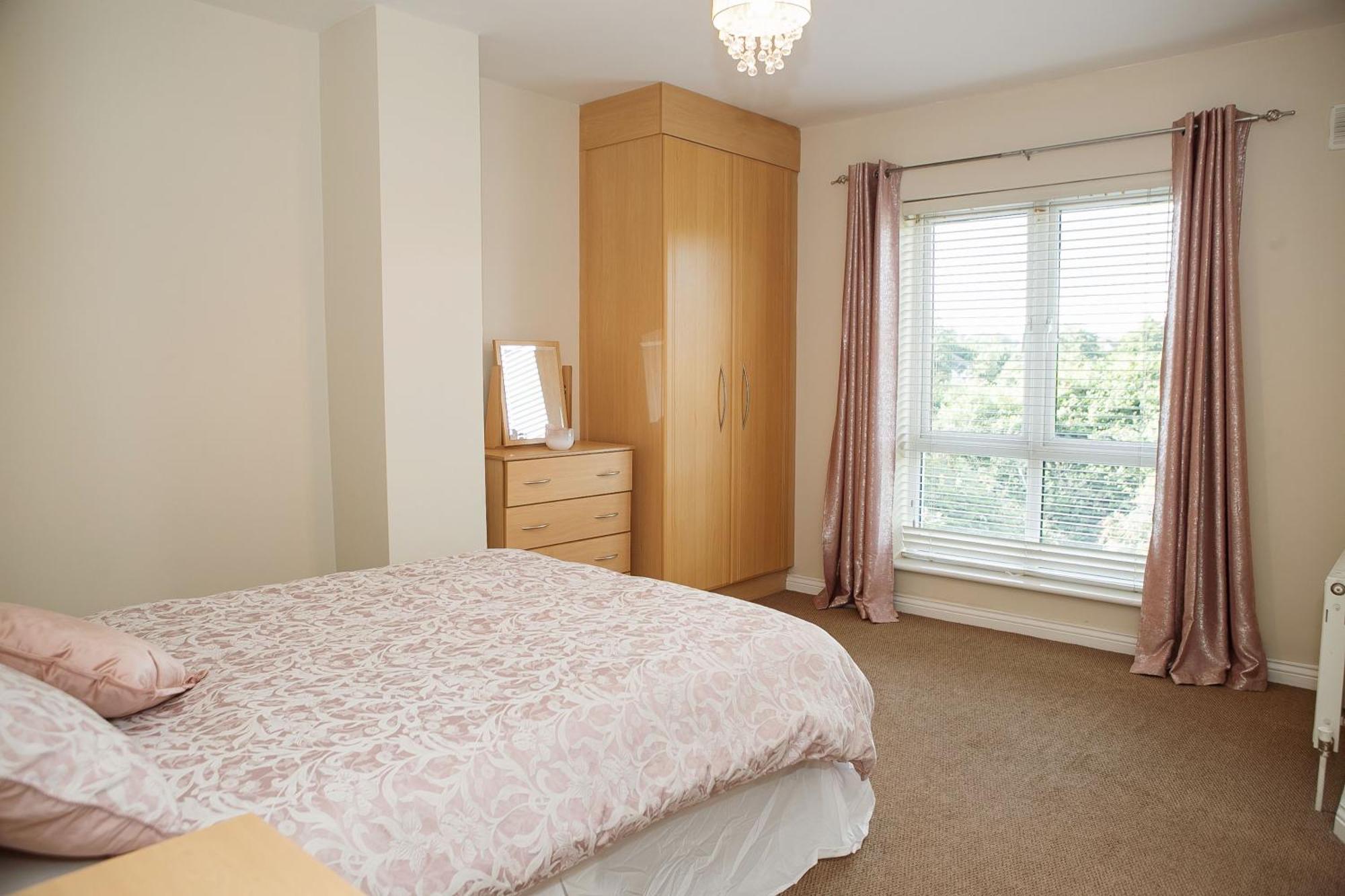Spacious 4 Bedroom & 4 Bathrooms * Galway