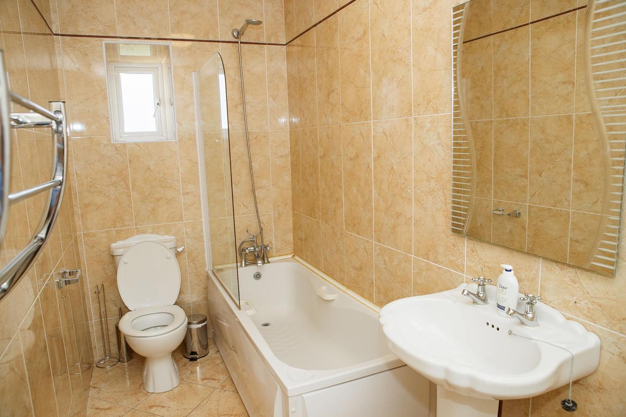 Holiday home Spacious 4 Bedroom & 4 Bathrooms *