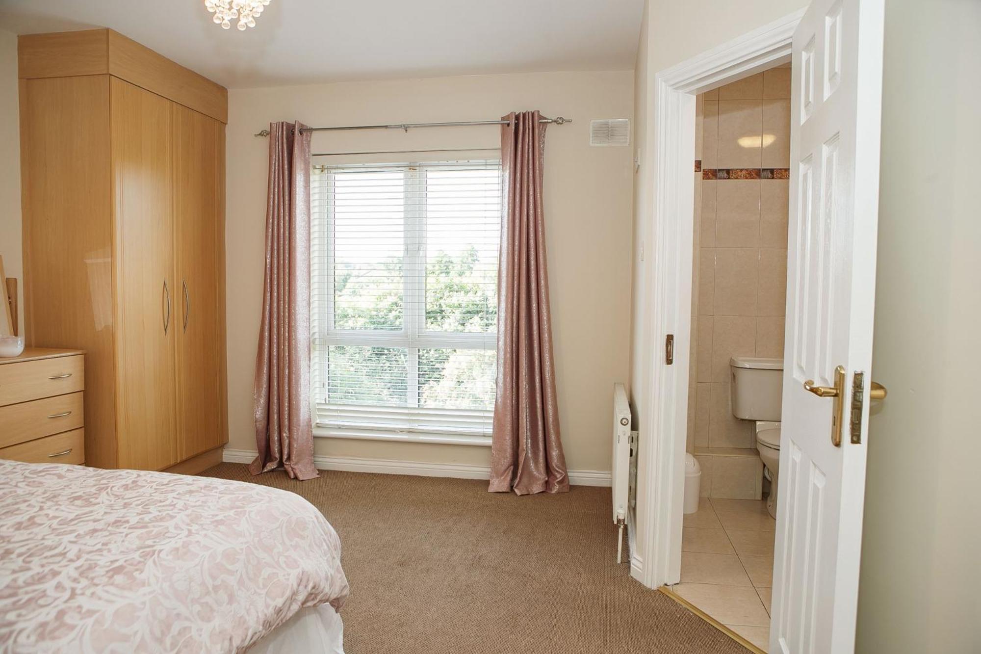 Spacious 4 Bedroom & 4 Bathrooms Holiday home *