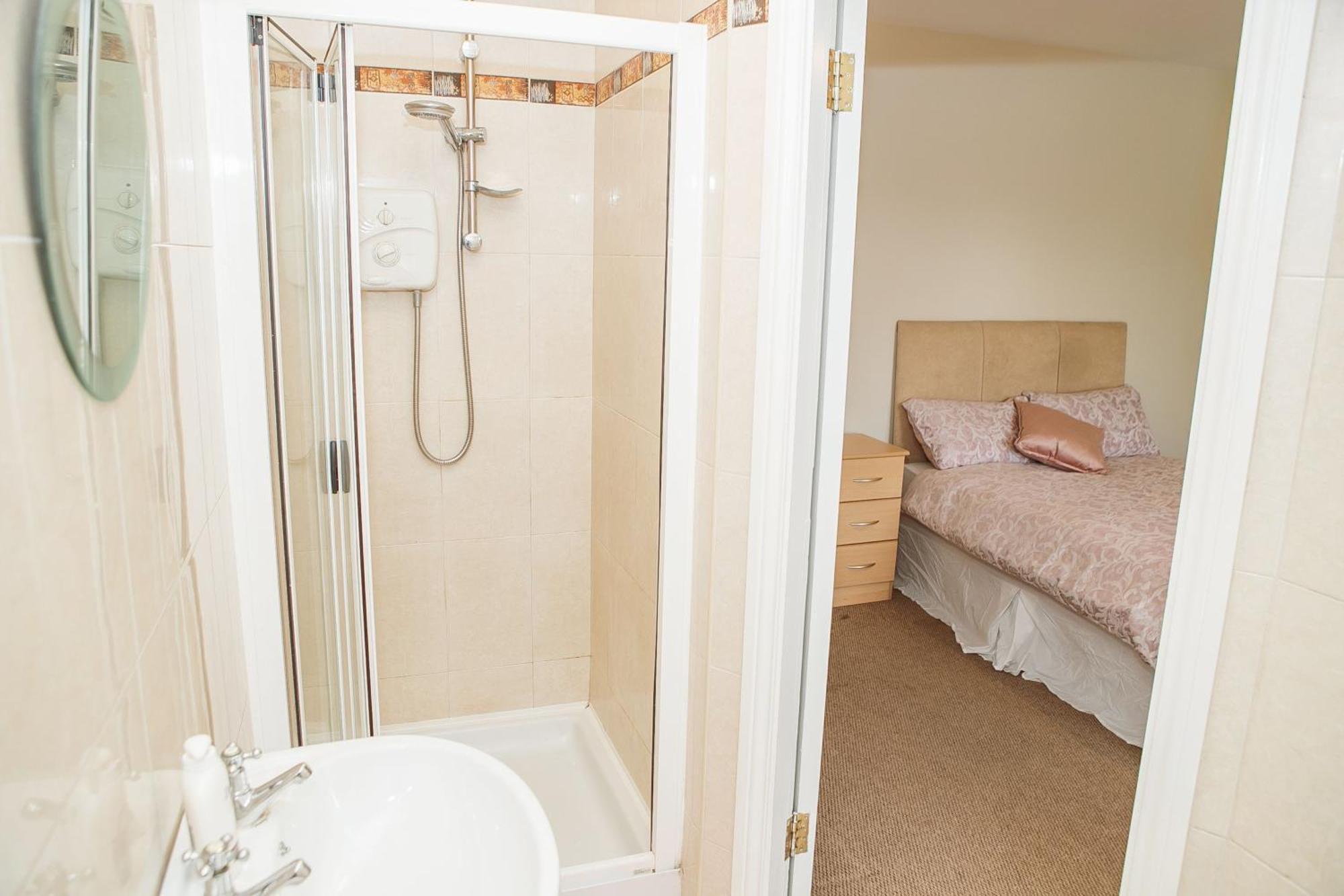 Spacious 4 Bedroom & 4 Bathrooms Holiday home Galway