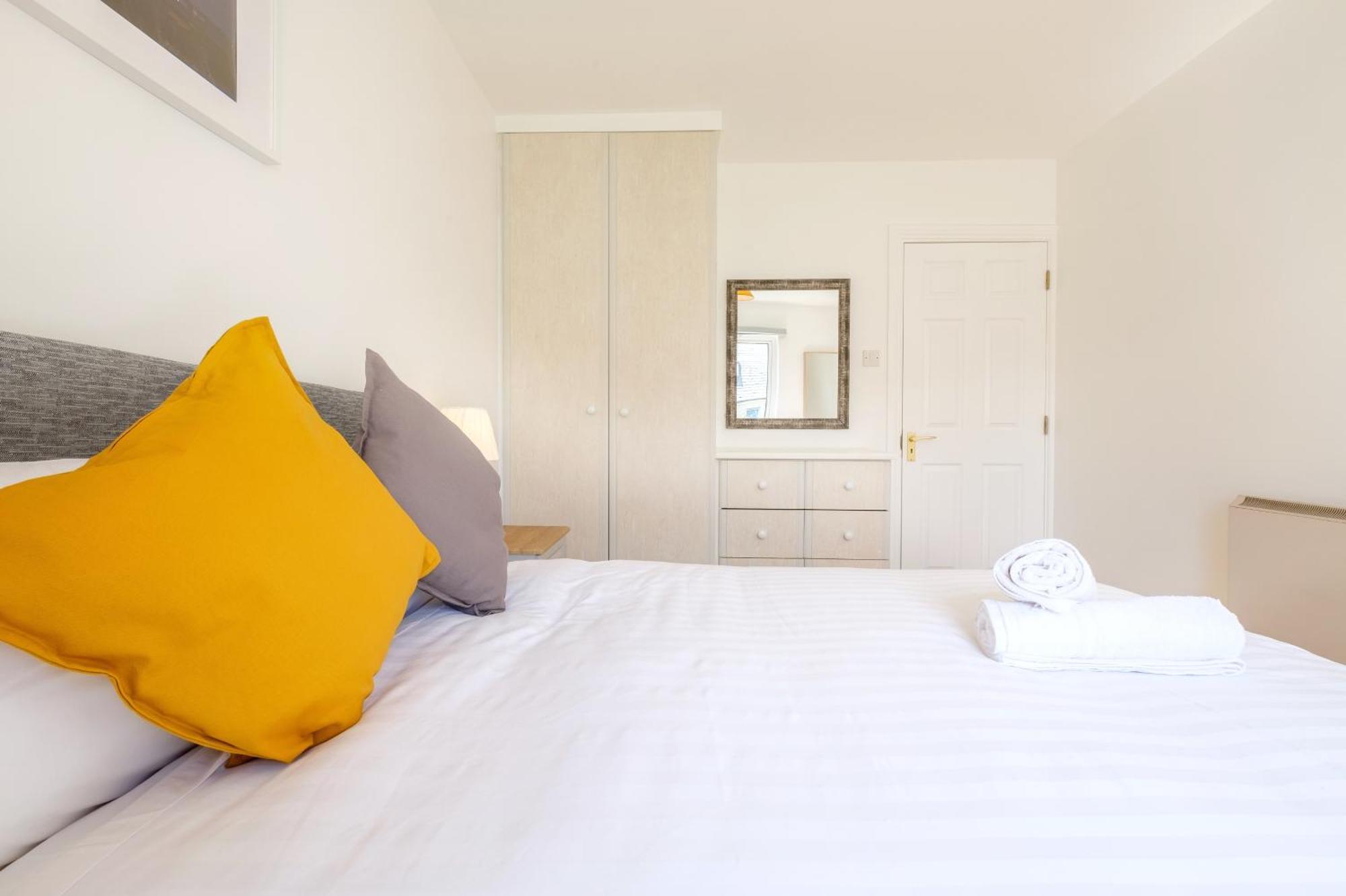 Stylish & Modern 6-bed Townhouse W/parking *