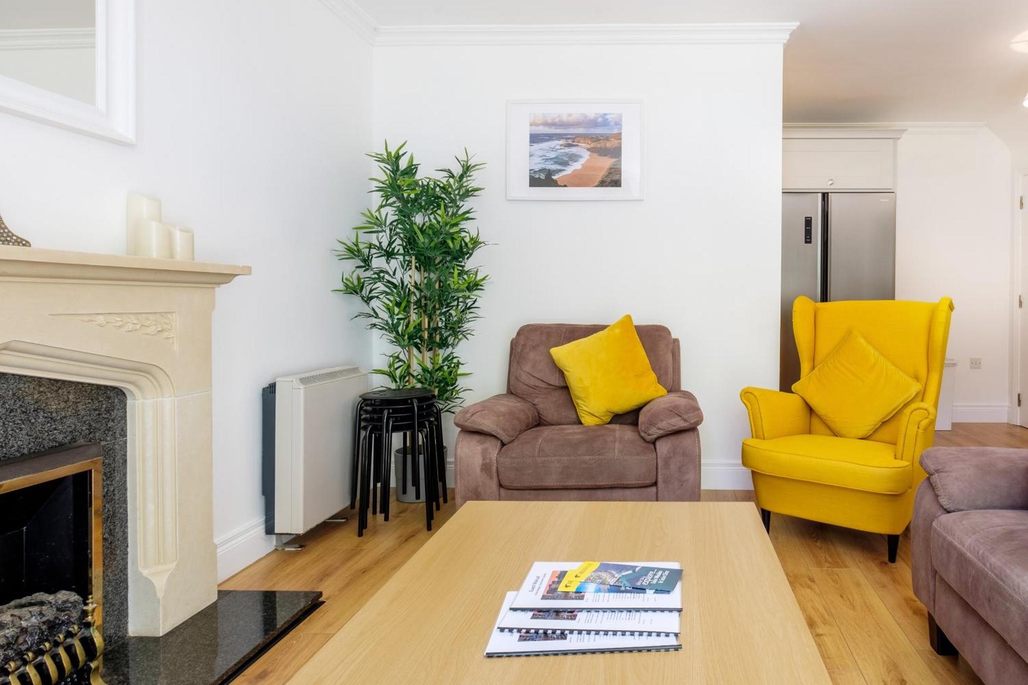Stylish & Modern 6-bed Townhouse W/parking