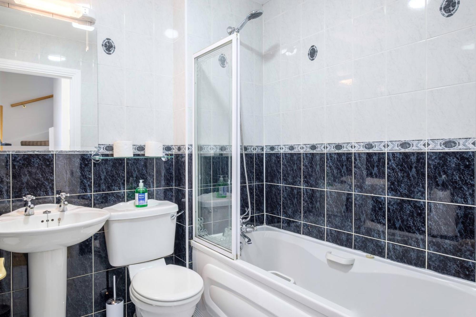 Stylish & Modern 6-bed Townhouse W/parking
