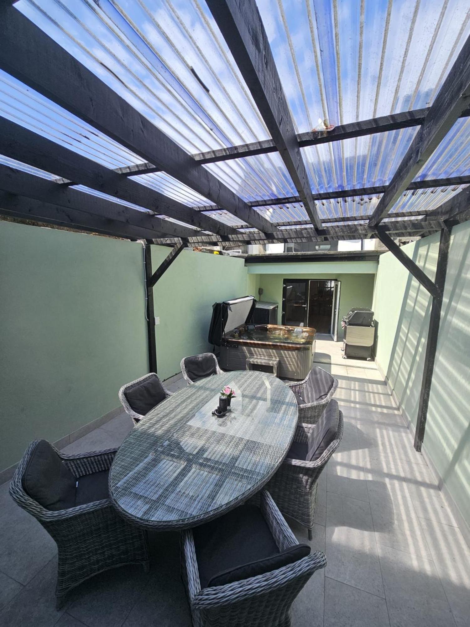 Apartment Eyre Square Centre House With Hot Tub