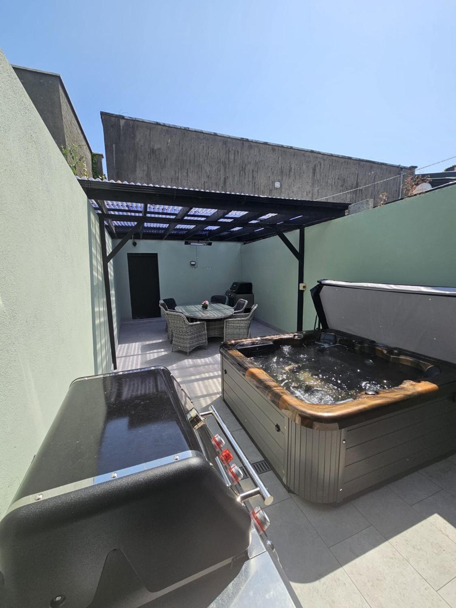 Eyre Square Centre House With Hot Tub Apartment