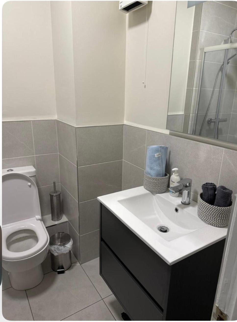 A Cozy Walking Distance To The With A Private Bathroom Galway