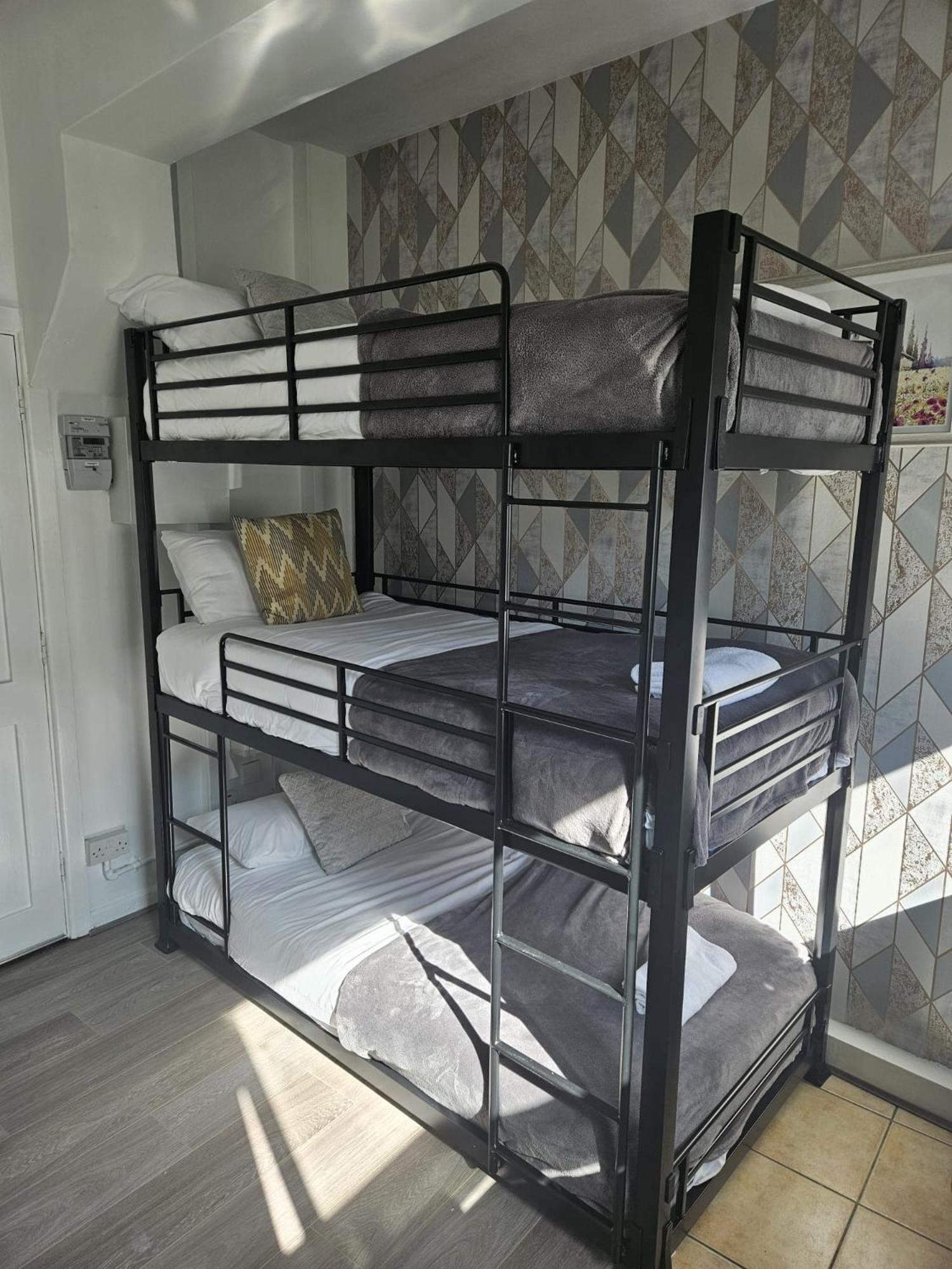 Snug Triple Bunk Apartment *