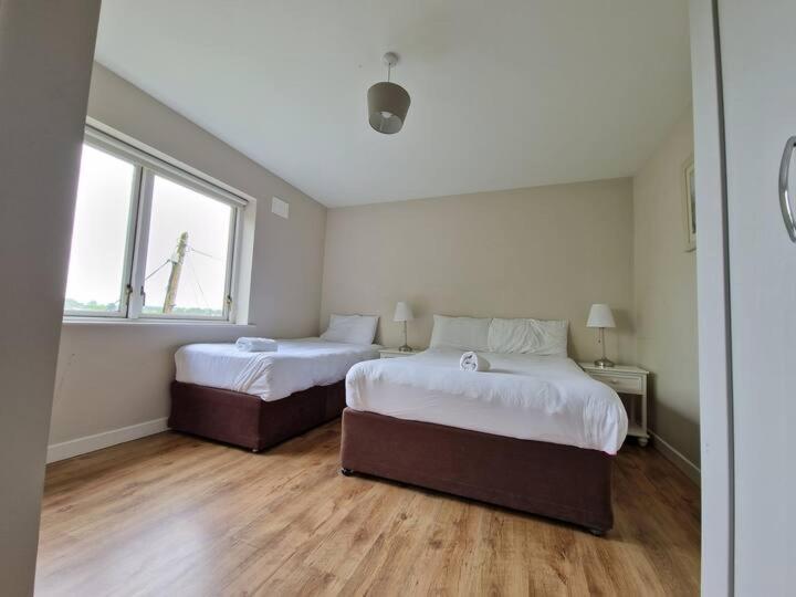 Large Three Bed With Lough Atalia Views Apartment *
