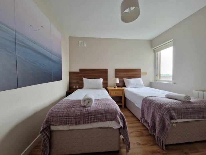 Large Three Bed With Lough Atalia Views Apartment *