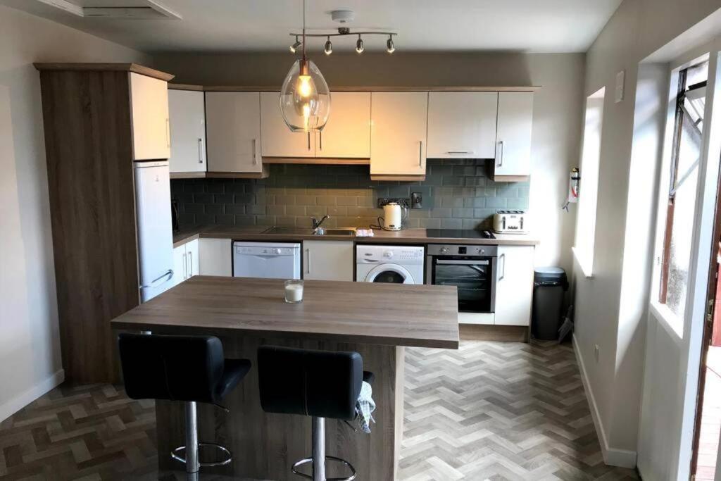 Large Three Bed With Lough Atalia Views Apartment *